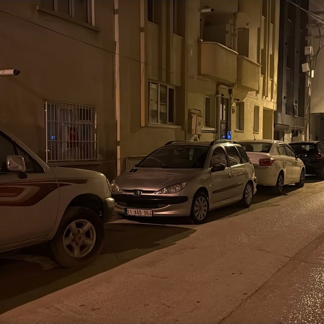 Gece yarısı çalmaya başlayan araç kornası mahalleliyi ayağa kaldırdı