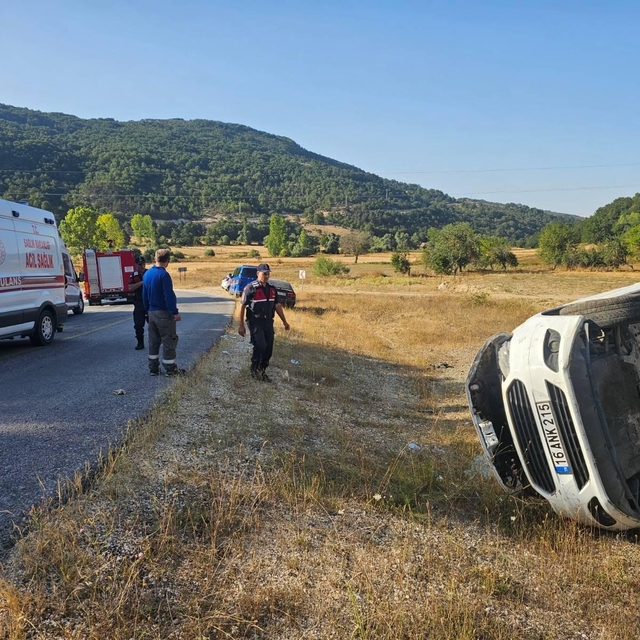 Bilecik'te otomobil yan yattı: 5 kişi yaralandı