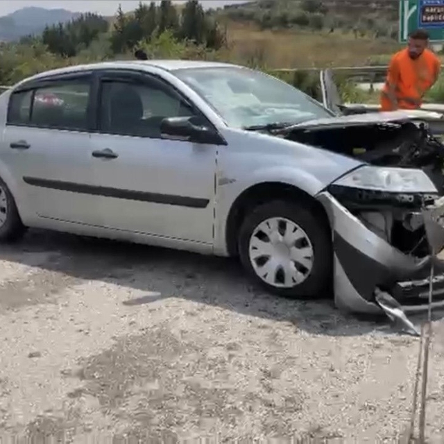 Yağışlı havada kontrolden çıkan otomobil bariyerlere çarptı: 4 yaralı
