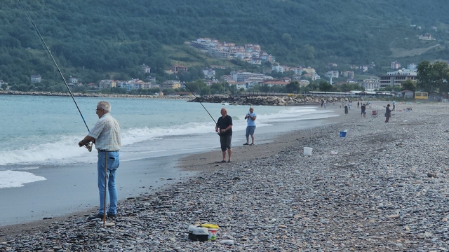 Karadeniz'de balık bolluğu yaşanıyor: Oltasını kapan deniz kenarına koştu