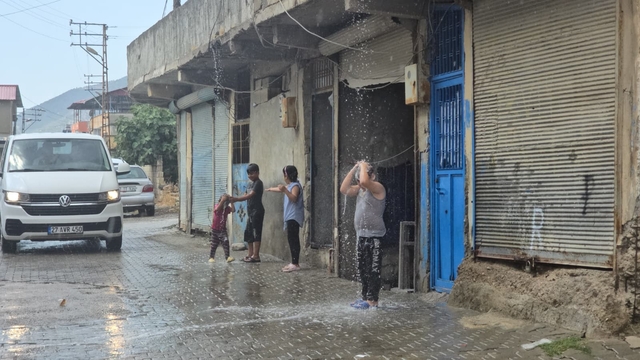 Gaziantep'te yaz yağmuru yüzleri güldürdü
Yaz yağmuru altında çocukların duş keyfi