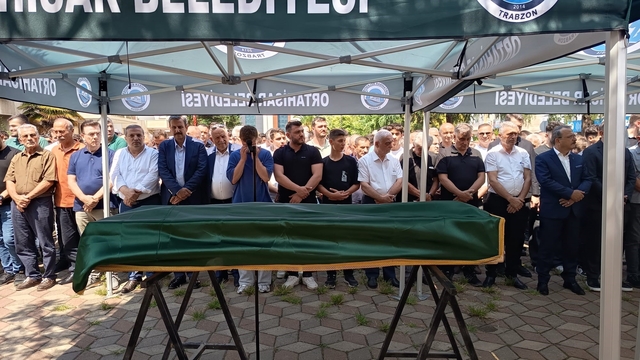Erzurum'da motor kazasında hayatını kaybeden amatör futbolcu Tonya'da toprağa verildi