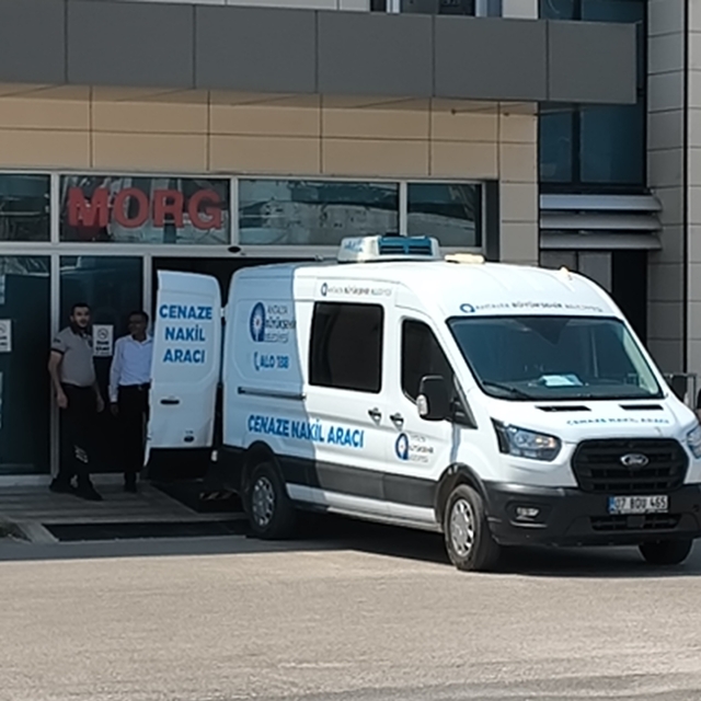 Feci kazada hayatını kaybeden çiftin cenazeleri yakınları tarafından teslim...