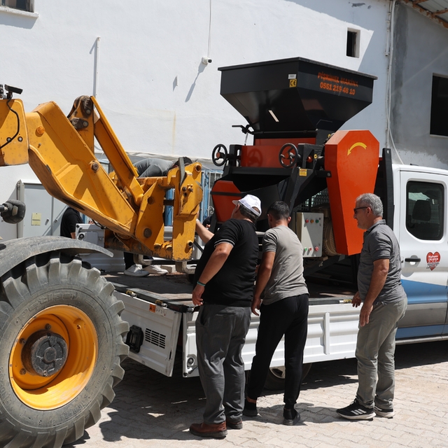 Büyükşehir'den Korkutelili üreticiye yem ezme makinesi desteği