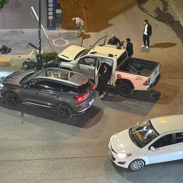 Tatvan'da araçlar çarpıştı: 5 kişi hafif yaralandı