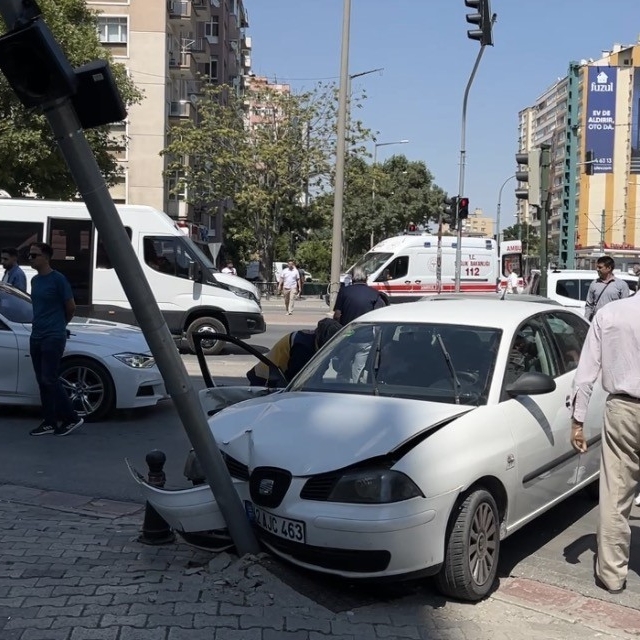 Otomobil ile kamyonet çarpıştı: 1'i çocuk 6 yaralı