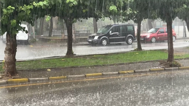 Aydın'da sağanak nedeniyle bazı yollar suyla doldu