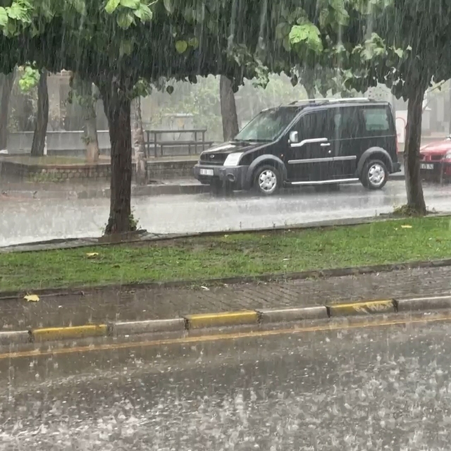 Aydın'da sağanak nedeniyle bazı yollar suyla doldu