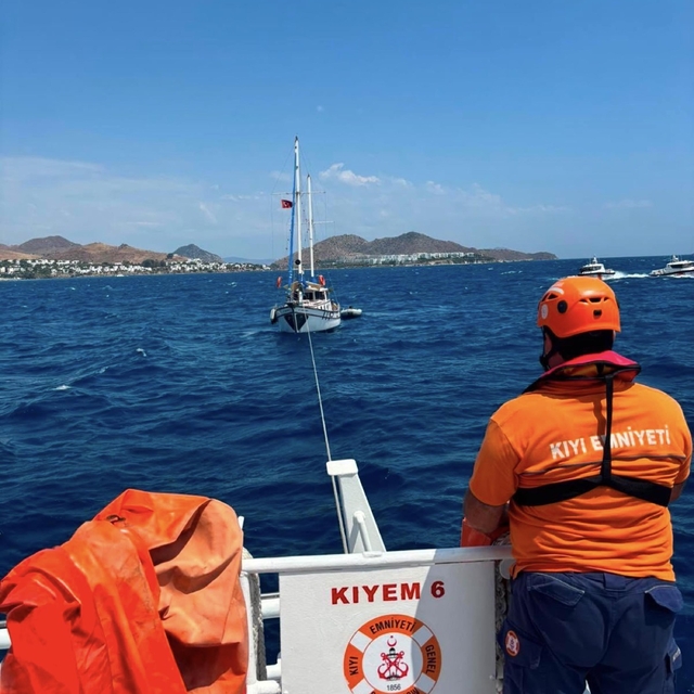 Bodrum'da makine arızası nedeniyle sürüklenen tekne kurtarıldı