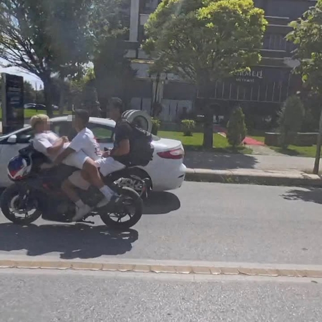 Motosiklete ters oturarak yaptıkları kasksız yolculuk 'pes' dedirtti
3 genc...