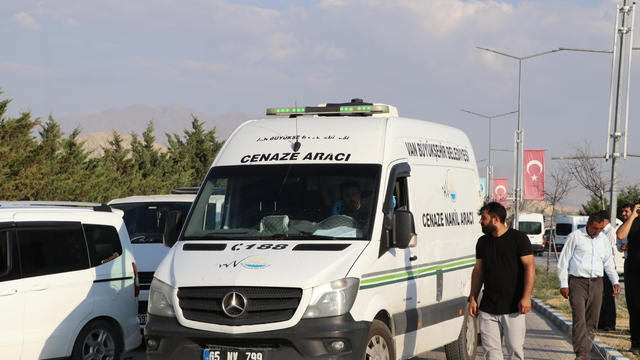 Van Gölü'ne giren 2 kardeş boğuldu, çocuklarını kurtarmak için suya atlayan baba yoğun bakımda (2)