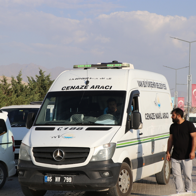 Van Gölü'ne giren 2 kardeş boğuldu, çocuklarını kurtarmak için suya atlayan...
