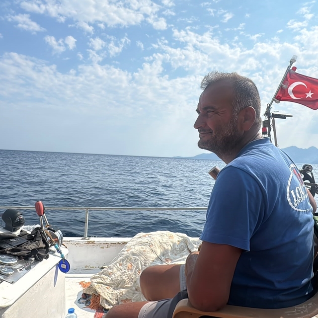 Balıkçı teknesini yangın ekiplerinin ulaşımı için seferber etti