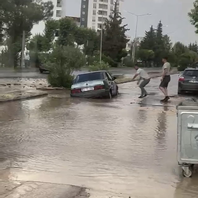 Patlayan su hattı yolu çökertti: Otomobil çukura düştü