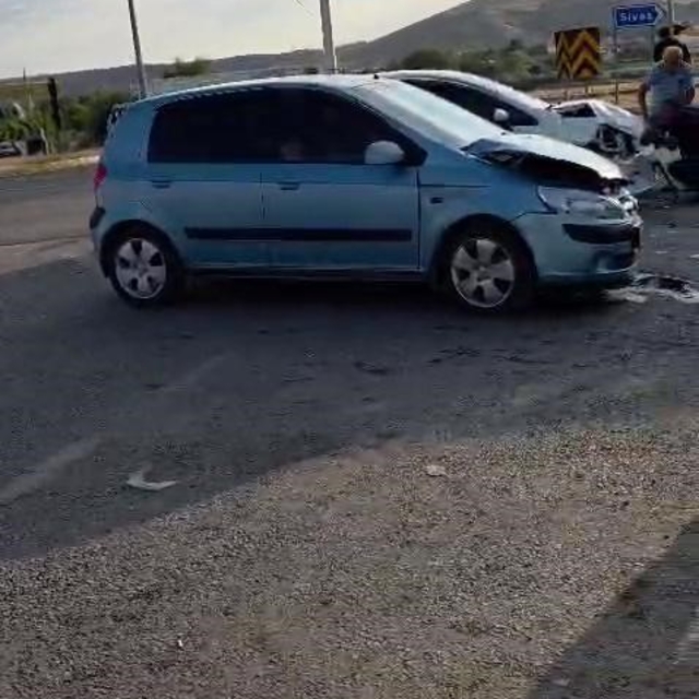Sivas'ta üç otomobil çarpıştı: 7 yaralı