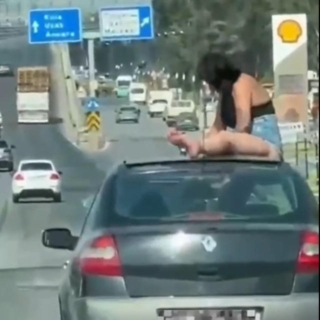 Trafiği tehlikeye düşürün otomobil sürücüsü ile yolcu gözaltına alındı