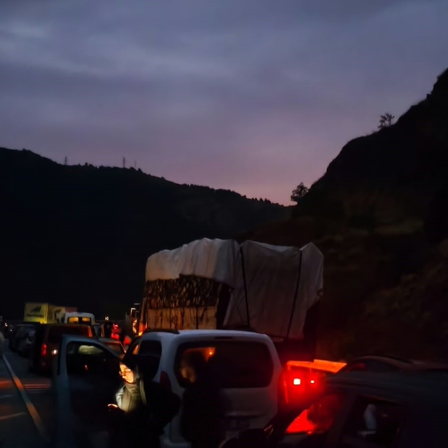 Sivas'ta toprak ve taşların düştüğü yolda 10 kilometrelik araç kuyruğu oluş...