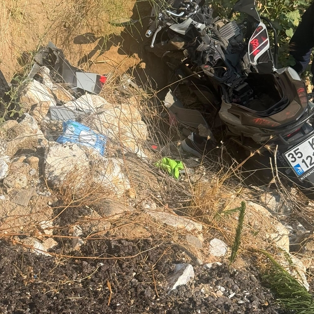 İzmir'de şarampole devrilen motosikletin sürücüsü öldü