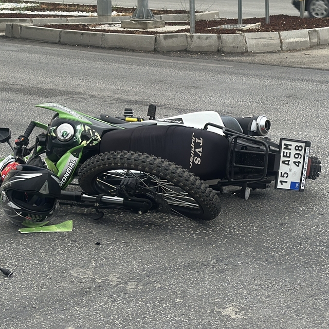 Burdur'da otomobil ile çarpışan motosikletin sürücüsü ağır yaralandı