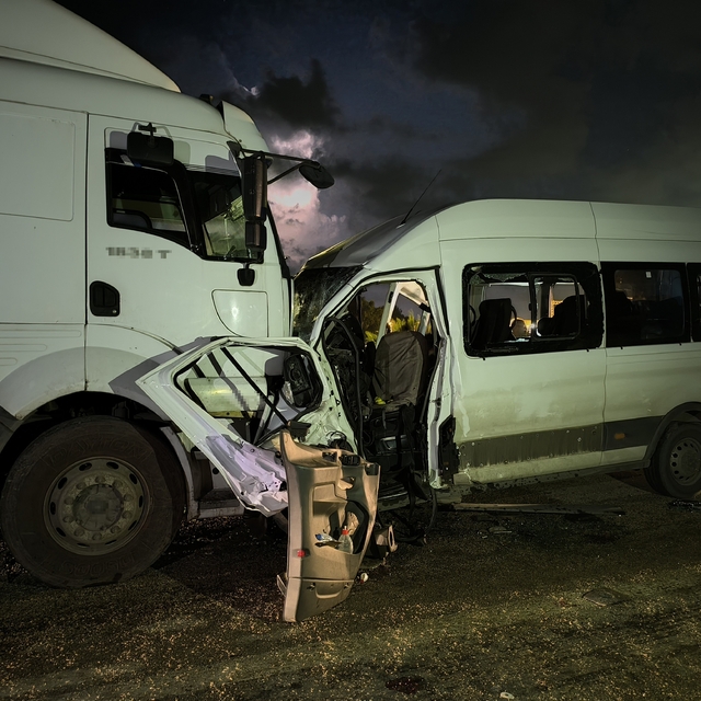 Hatay'da işçi servisi tırla kafa kafaya çarpıştı: 1 ölü, 15 yaralı