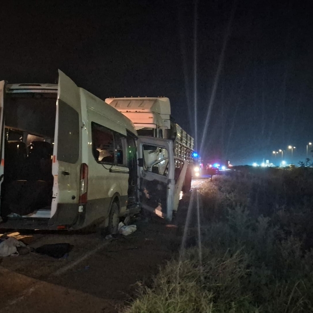 Hatay'da işçi servisi ile kamyon çarpıştı: 1 ölü, 14 yaralandı