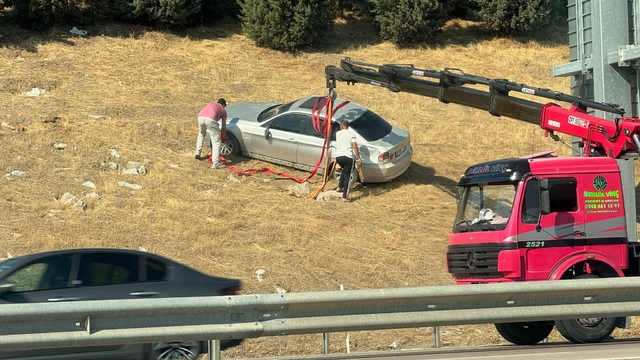 Bursa'da otomobil bariyerleri aşarak tarlaya uçtu