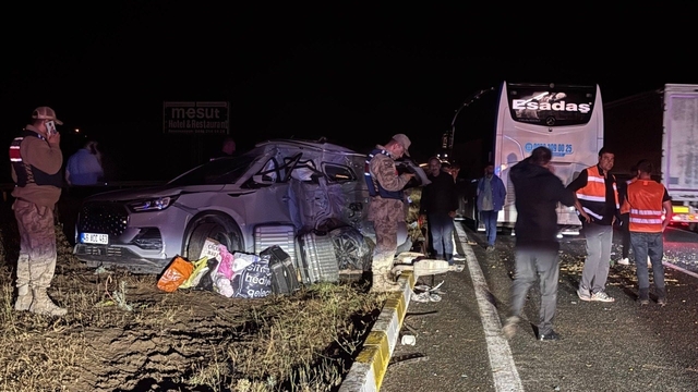 Erzincan'da yolcu otobüsü ile SUV tipi araç çarpıştı: 1'i ağır 7 yaralı