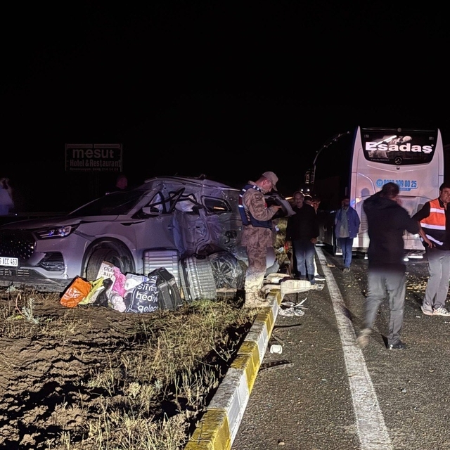 Erzincan'da yolcu otobüsü ile SUV tipi araç çarpıştı: 1'i ağır 7 yaralı