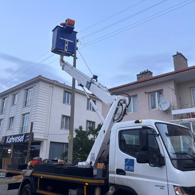 Erzincan'da elektrik direği kıvılcım saçtı: Mahalle sakinleri korku dolu an...