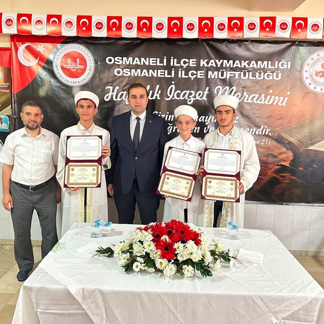 Hafızlık eğitimini tamamlayan öğrenciler belgelerini aldı