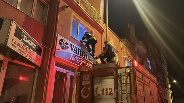 Haber alınamayan yaşlı kadın için ekipler seferber oldu
Açık unuttuğu pencereden merdiven yardımı ile eve giren ekipler yaşlı kadının uyuduğunu gördü