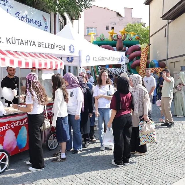 Kütahya'da çocuklar Germiyan Sokak'ta doyasıya eğlendi