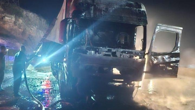 Hatay'da seyir halindeyken alev alan TIR yandı