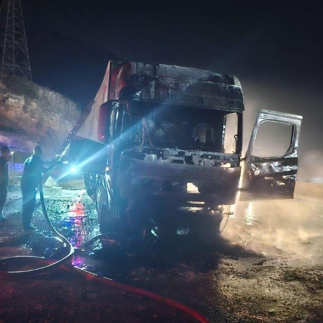 Hatay'da seyir halindeyken alev alan TIR yandı