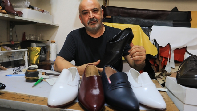 Bir dönemin vazgeçilmeziydi, şimdi tarihe karışıyor
Adana'da bir dönemin simgesi yumurta topuk ayakkabılar popülerliğini kaybetse de usta ellerde yaşatılıyor
Büyür: "Kösele ayakkabı ayakta koku yapmaz, mantar yapmaz"