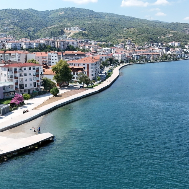 Gölcük Değirmendere sahiline 200 metrelik dalgakıran inşa edildi