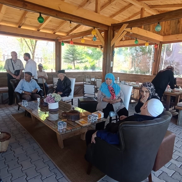 Huzurevi sakinleri lavanta bahçesinde doğayla buluştu