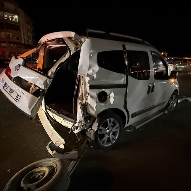 Ortalığı savaş alanına çevirip kayıplara karıştı
3 aracın karıştığı kazada...