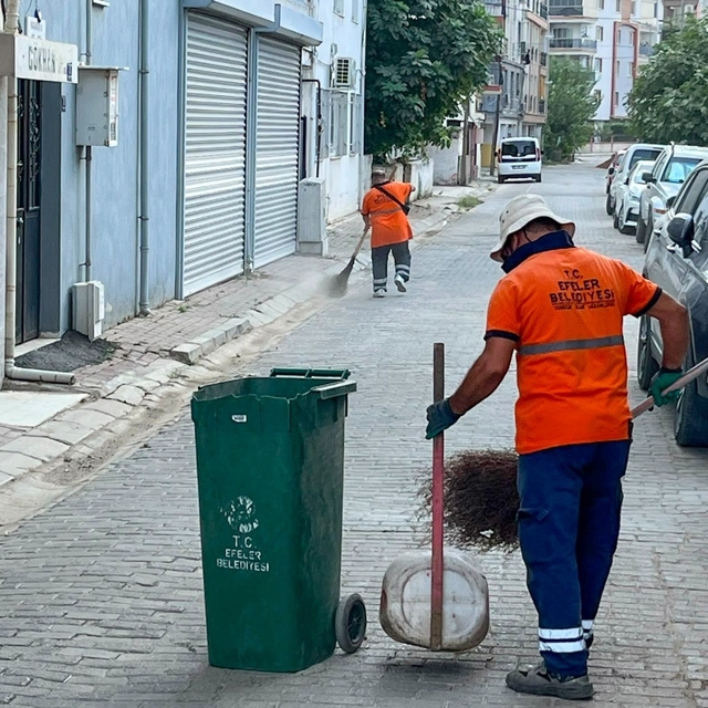 Efeler'de temizlik çalışmaları sürüyor