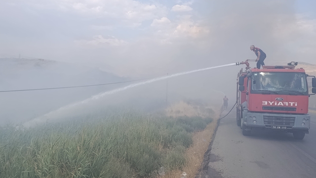 Siirt Üniversitesi Kezer yerleşkesi yakınlarında örtü yangını: 100 dönümden fazla alan zarar gördü