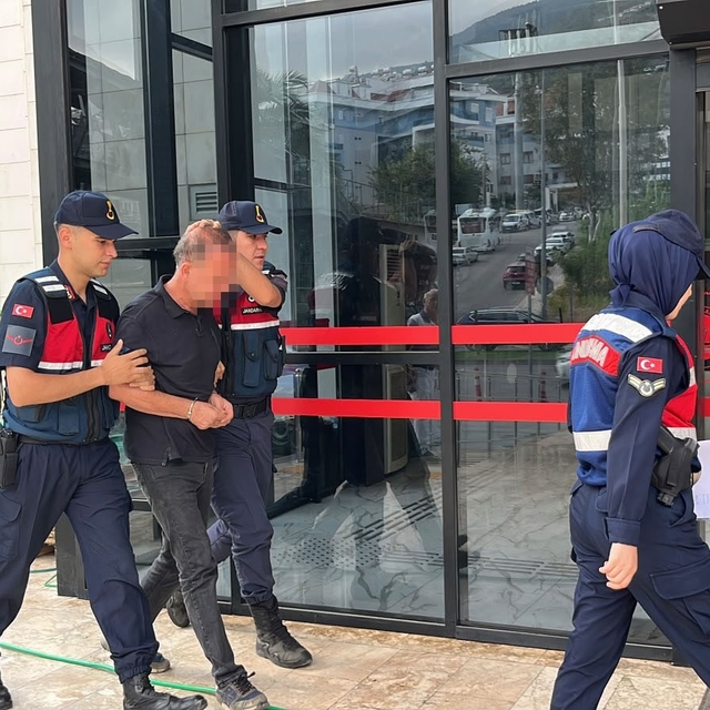Alanya'da eşini ve kayınvalidesini bıçaklayan şahıs adliyeye sevk edildi