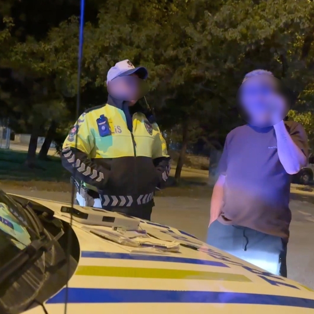 Alkollü sürücü polis otosuna binerken kapıları karıştırdı
Alkollü sürücü ar...