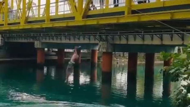 Sıcaktan bunalan çocukların Manavgat Irmağı'nda tehlikeli serinliği
Yasak ve tehlikeli uyarısına rağmen yaklaşık 5 metre yükseklikteki tarihi köprüden ırmağa atladılar