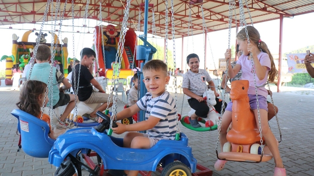 Bozdoğan'da çocuklar yaz şenliklerinde eğleniyor
