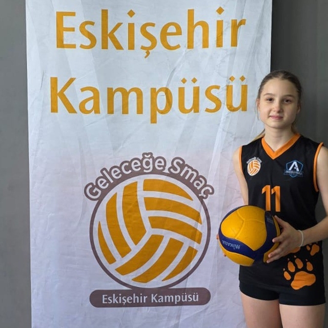 Eskişehir'de yetişen 11 yaşındaki sporcu, köklü voleybol kulübünün altyapıs...