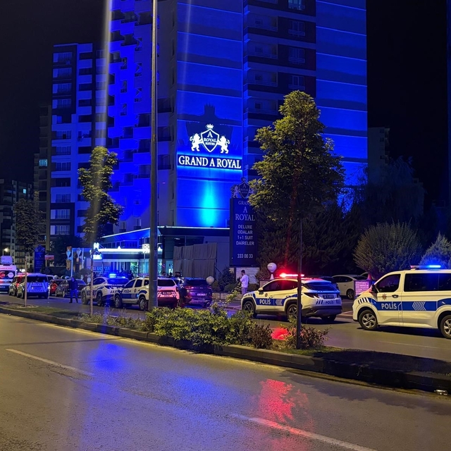 Genç kadın bıçaklandıktan sonra aşağı atılmış