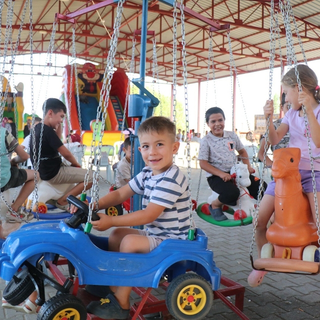 Bozdoğan'da çocuklar yaz şenliklerinde eğleniyor