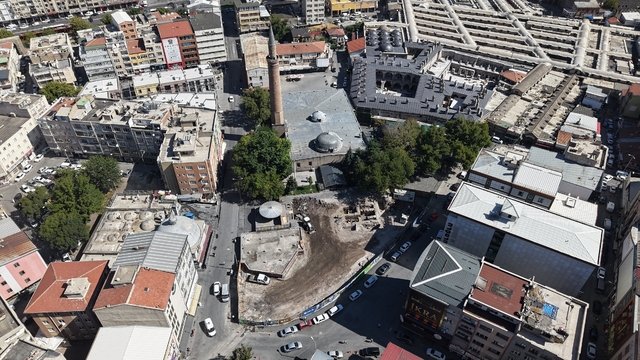 Suriçi Cami Kebir'de hem tarih gün yüzüne çıkıyor, hem esnafın yüzü gülüyor