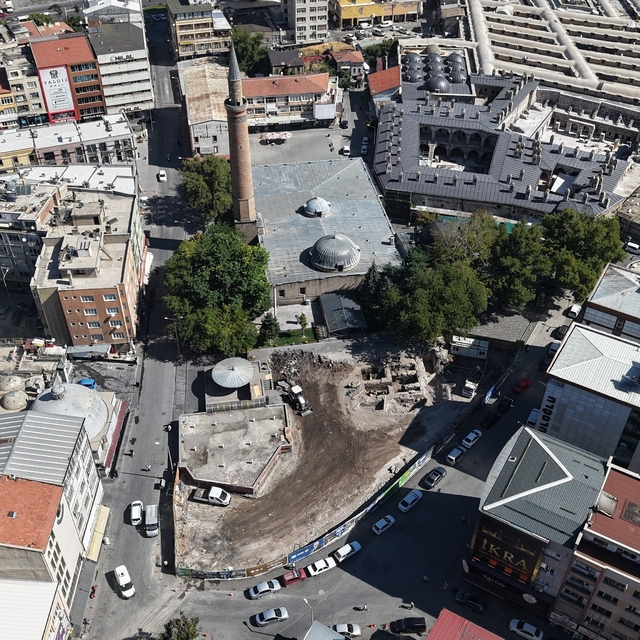 Suriçi Cami Kebir'de hem tarih gün yüzüne çıkıyor, hem esnafın yüzü gülüyor