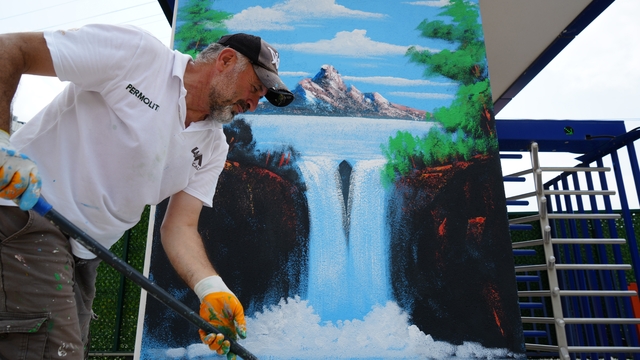 Kocaeli'nin "Bob Ross"u sokakları renklendiriyor
Boş duvarları tuvale çevirdi